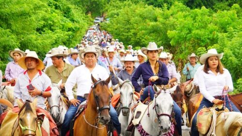 Jinetes y bikers se unen en cabalgata a la Asunción