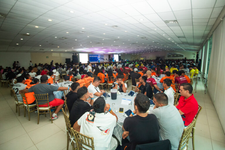 Fernando Remes recibe a jugadores de Street Soccer de todo el país