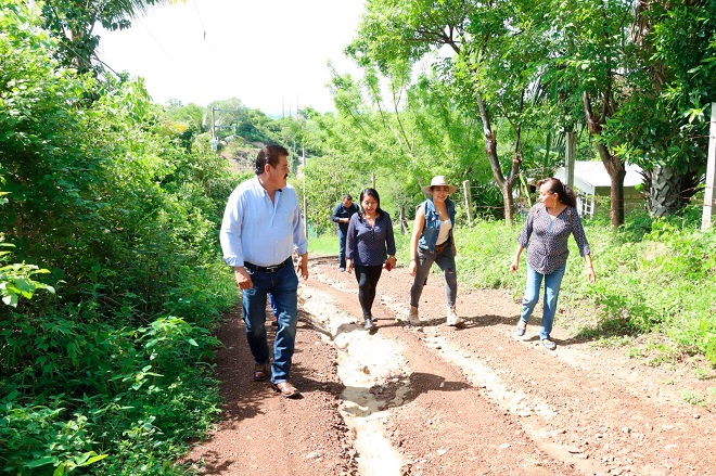 Constata Balo Gómez proyecto de alumbrado para Chapolhuac