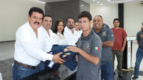 Entrega Leobardo Gómez uniformes a bomberos