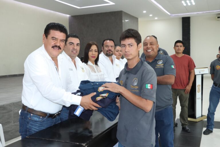 Entrega Leobardo Gómez uniformes a bomberos