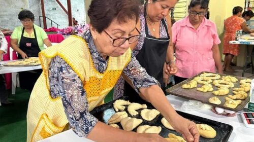 ADULTOS MAYORES APRENDEN A HACER PAN DE MUERTO.