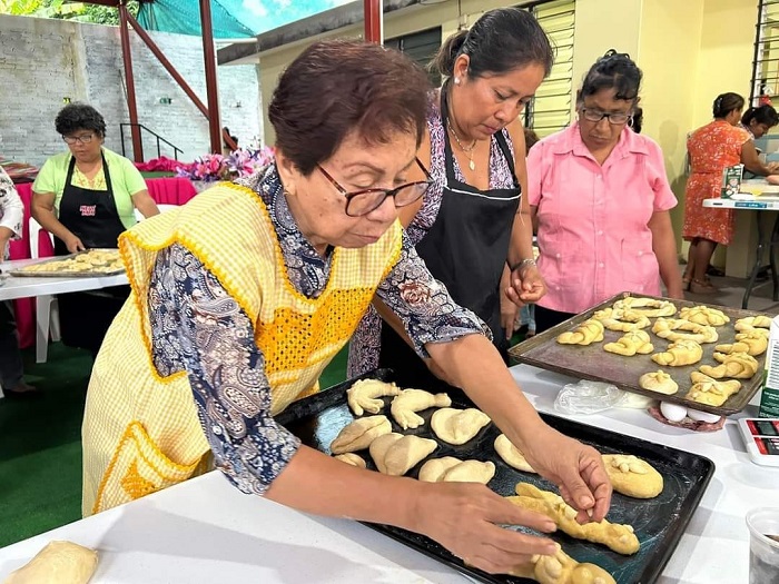 ADULTOS MAYORES APRENDEN A HACER PAN DE MUERTO.