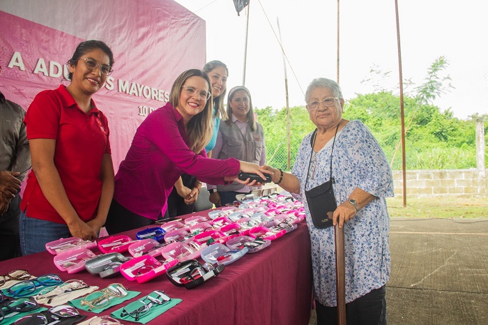 DIF POZA RICA ENTREGA MÁS DE 100 LENTES A ADULTOS MAYORES.