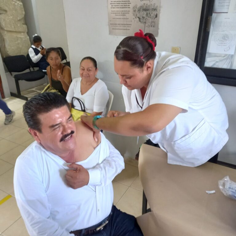 Vacunan a empleados municipales de Tihuatlán contra la influenza y Covid