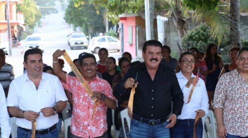 En calles y comunidades supervisa Leobardo Gómez obras de calidad