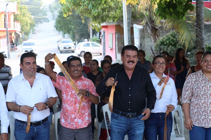 En calles y comunidades supervisa Leobardo Gómez obras de calidad