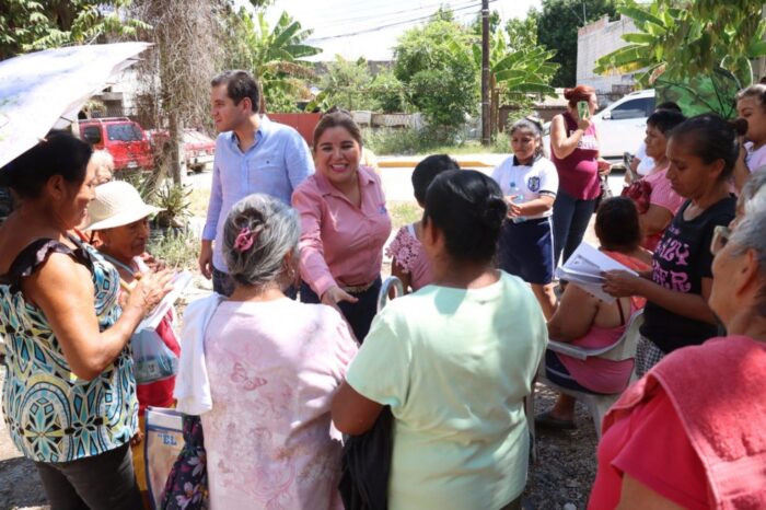 Como parte del programa de asistencia en Tihuatlán DIF apoya a colonias de difícil acceso