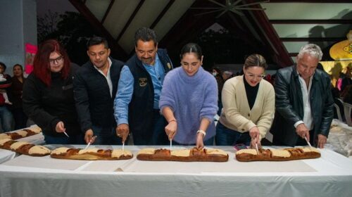 Celebran en Poza Rica con Rosca de Reyes Magos gigante