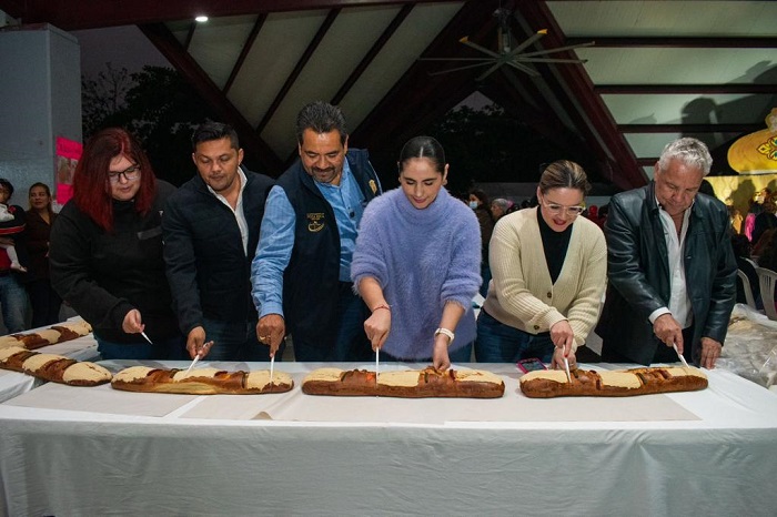 Celebran en Poza Rica con Rosca de Reyes Magos gigante