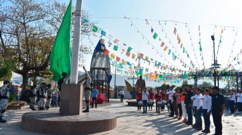 Preside Leobardo Gómez Día de la Bandera