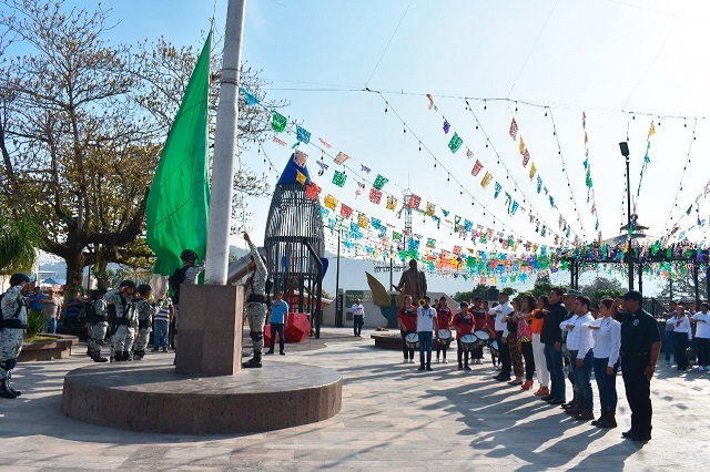 Preside Leobardo Gómez Día de la Bandera